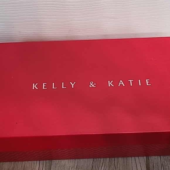 Kelly and Katie Ivory Sandals with medallion - Picture 11 of 12